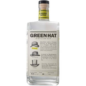 Green Hat Distilled Gin 瓶子，帶有帽子插圖和產品詳細信息。
