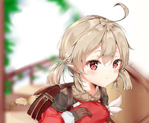 金髮紅眼嘅動漫女仔攬住一個紅色枕頭。