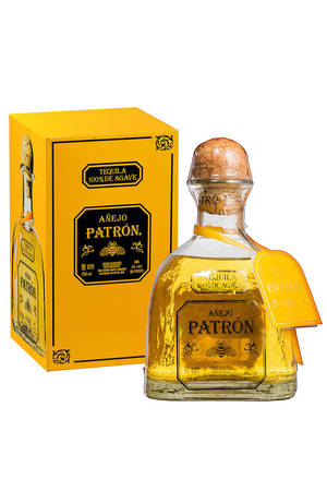一瓶Patron Añejo龍舌蘭酒，帶有黃色盒子和蜜蜂標誌。
