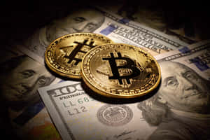 聚光燈下，兩枚金色比特幣硬幣放在美元鈔票上。 — 比特幣 壁紙