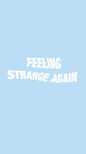 文字桌布，藍底白字顯示 feeling strange again。