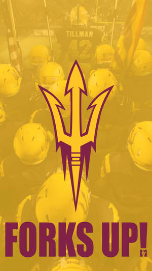 亞利桑那州立大學足球隊聚集在一起，帶有「Forks Up!」口號和球隊標誌。