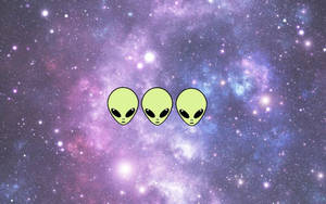 三個綠色卡通外星人漂浮在色彩繽紛的星空宇宙星雲中。