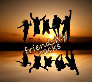 五個人在日落時以剪影跳躍，水中倒影和文字friendship rocks。