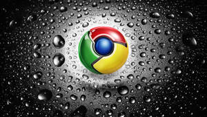 黑暗光澤表面上的 Chrome 標誌與雨滴