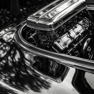 經典汽車的鍍鉻引擎，引擎蓋上反射著樹影。 — 引擎 壁紙