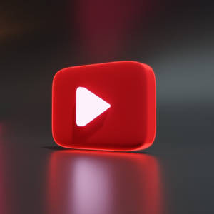 在暗色反光表面上發光的紅色YouTube播放按鈕圖標。