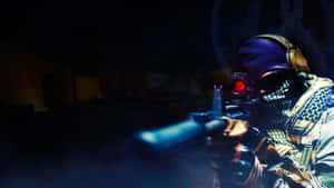 戰術射手在黑暗煙霧房間中用紅色瞄準器瞄準武器。