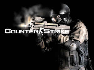 士兵在帶有 Counter Strike Source 標誌的黑色背景下開槍射擊，槍口閃爍著火光。