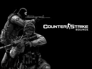 兩名身穿戰術裝備的武裝士兵瞄準步槍，並帶有 Counter Strike Source 標誌。