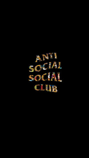 黑色背景上帶有馬賽克字體的 Anti Social Social Club 標誌