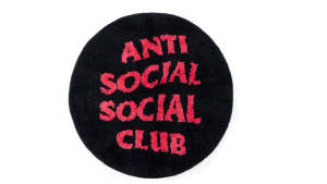 黑色圓形地毯，帶有粉紅色刺繡文字 Anti Social Social Club。
