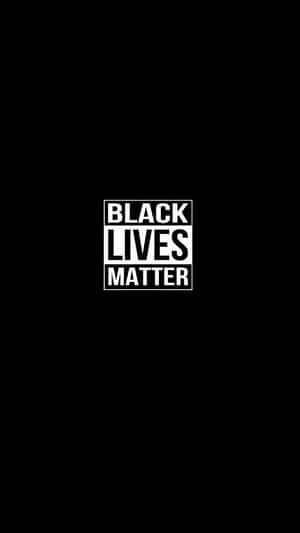 黑色背景上居中粗體白色 Black Lives Matter 文字。
