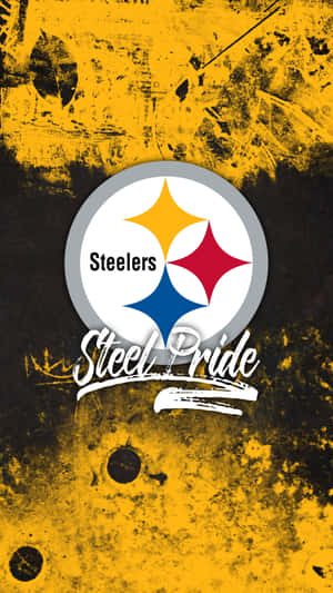 匹茲堡鋼人隊標誌及「Steel Pride」文字在磨損的黃色和黑色背景上。