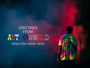 穿著紮染襯衫的人在 Astroworld 音樂會舞台上，伴隨著彩色煙霧和文字。