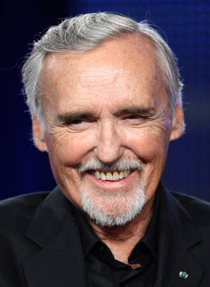 一位微笑的老年男士的特寫，灰白頭髮和鬍鬚，身穿黑色西裝。 — 攝影師 壁紙