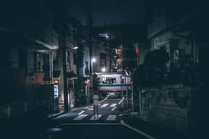 夜晚街道行人過路處，火車駛過時站立的人