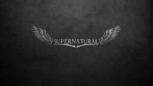 深色紋理背景上帶翅膀的 Supernatural 標誌