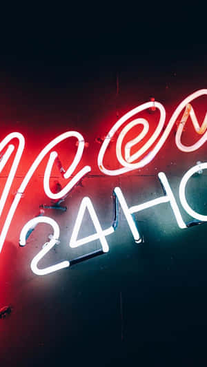 霓虹燈招牌，上面寫著 'NEON 24H'，在夜間的黑暗牆壁上發出紅色和白色的光芒。