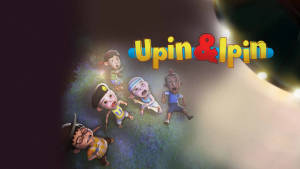 五個卡通兒童在發光的燈光下的草地上顯得驚訝，並帶有Upin & Ipin標誌。