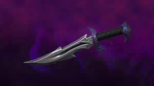 一把幻想風格的匕首，銀色刀身和黑色握柄，背景為發光的紫色。