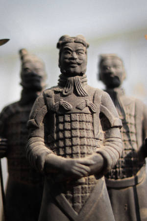 兵馬俑雕像，帶有詳細的盔甲和冷靜的表情。