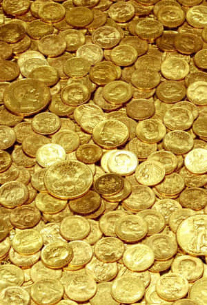 許多金幣堆疊在一起的特寫，帶有複雜設計。 — 錢 壁紙