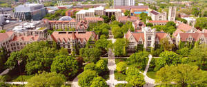擁有歷史建築和綠樹的大學校園鳥瞰圖。