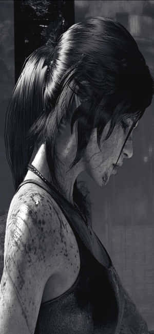 一個骯髒的女人側面低頭，神情憂鬱。