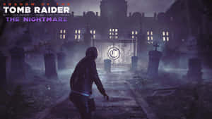 Tomb Raider 角色在夜晚的霧氣墓地中走向鬼屋大門。