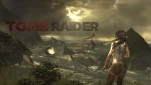 Tomb Raider 主角企喺風暴海岸上，旁邊有一艘失事船隻。