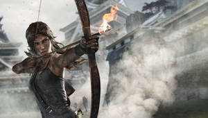 Lara Croft 從弓上射出一支燃燒的箭，射向一個正在崩塌的寺廟。
