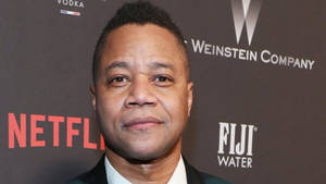 演員 Cuba Gooding Jr. 在紅地毯活動中穿著西裝。 — Netflix GIF 壁紙