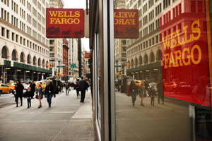 繁忙的城市街道，玻璃窗反射出 Wells Fargo 銀行標誌和黃色的士。 — 復古gif 壁紙