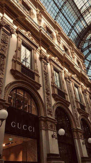 豪華購物拱廊，設有Gucci商店和華麗建築，上方是玻璃穹頂。