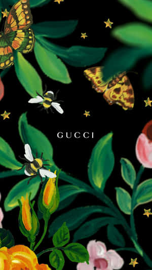 蝴蝶、蜜蜂和玫瑰，黑色背景上有金色星星和Gucci標誌。 — 美學拼貼 壁紙