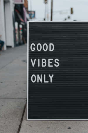 城市行人路上寫有「GOOD VIBES ONLY」的黑色字母板。