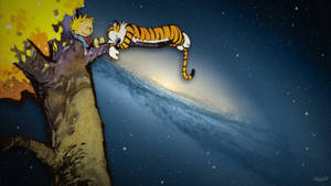 卡爾文和他的老虎朋友在樹枝上擁抱，在星空銀河和秋葉下。 — 卡爾文與霍布斯 壁紙