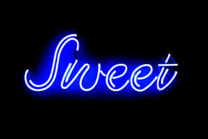 藍色霓虹燈牌，在黑色背景上用草書寫著 sweet