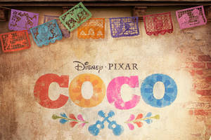 Coco 電影標題與 papel picado 橫幅在質樸的牆上。