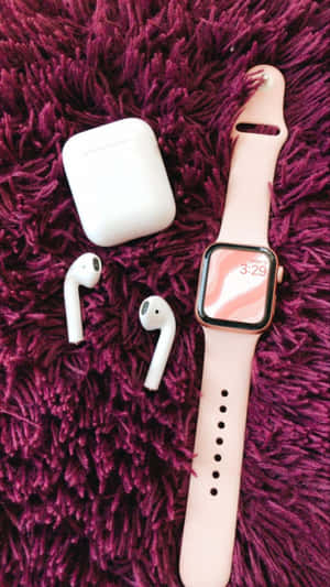 白色Apple AirPods及Watch在紫紅色地毯上