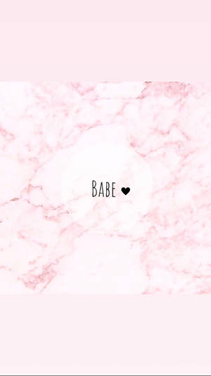 粉紅色大理石背景，白色圓圈內有「BABE」字樣和一個心形。
