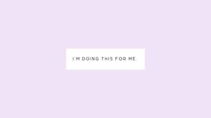 薰衣草背景，白色方框內有黑色文字寫著「I'M DOING THIS FOR ME」