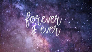 喺色彩繽紛嘅星空銀河背景下，優雅嘅白色草書文字寫住「forever & ever」。 — 可愛糖果色調 壁紙