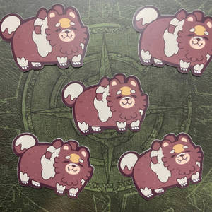 五個卡通鬆獅犬貼紙在綠色指南針玫瑰背景上。