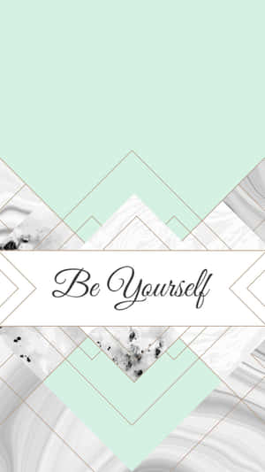 薄荷綠和白色大理石幾何牆紙，帶有金色線條和「Be Yourself」文字。 — 鎖屏 壁紙