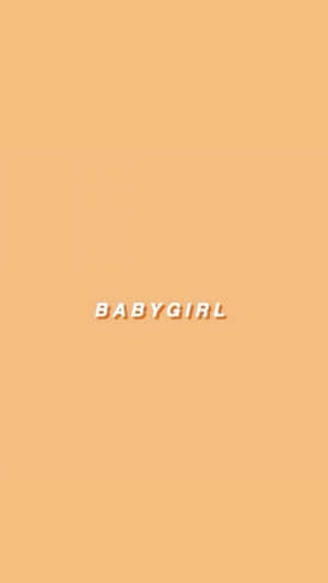 蜜桃色背景，中央有白色3D文字寫著BABYGIRL。