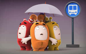 三個卡通角色穿著雨衣，在雨中擠在雨傘下等巴士。