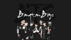 七位穿著黑色服裝的男性K-pop偶像，與「Bangtan Boys」文字一起擺姿勢。