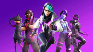 五個 Fortnite 角色穿著發光的未來裝備，在紫色背景前擺姿勢。 — 要塞英雄 大逃殺 壁紙